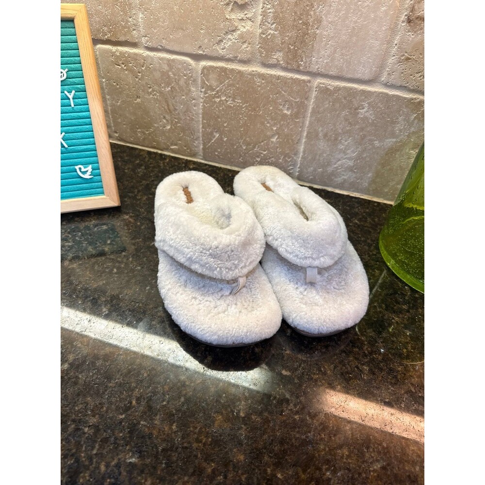 OluKai Kīpeʻa Heu Tapa Shearling Fuzzy Slipper Sandals Sz 8 Like New